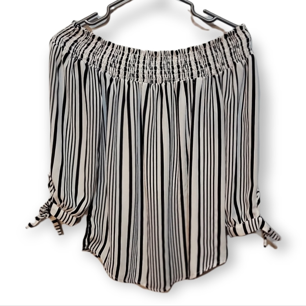 ❤️Streetwear Medium Stripe off shoulder Good condition